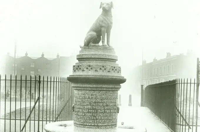 La estatua de un perro que causó grandes disturbios en 1907