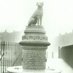 La estatua del perro, obra de Joseph Whitehead, en 1907