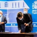 José Ignacio Goirigolzarri, presidente de Bankia, firma el acuerdo. Detrás, a la izq., Enrique Cerezo, presidente de EGEDA, y a la dcha., Rafael Lambea, director general de CREA SGR
