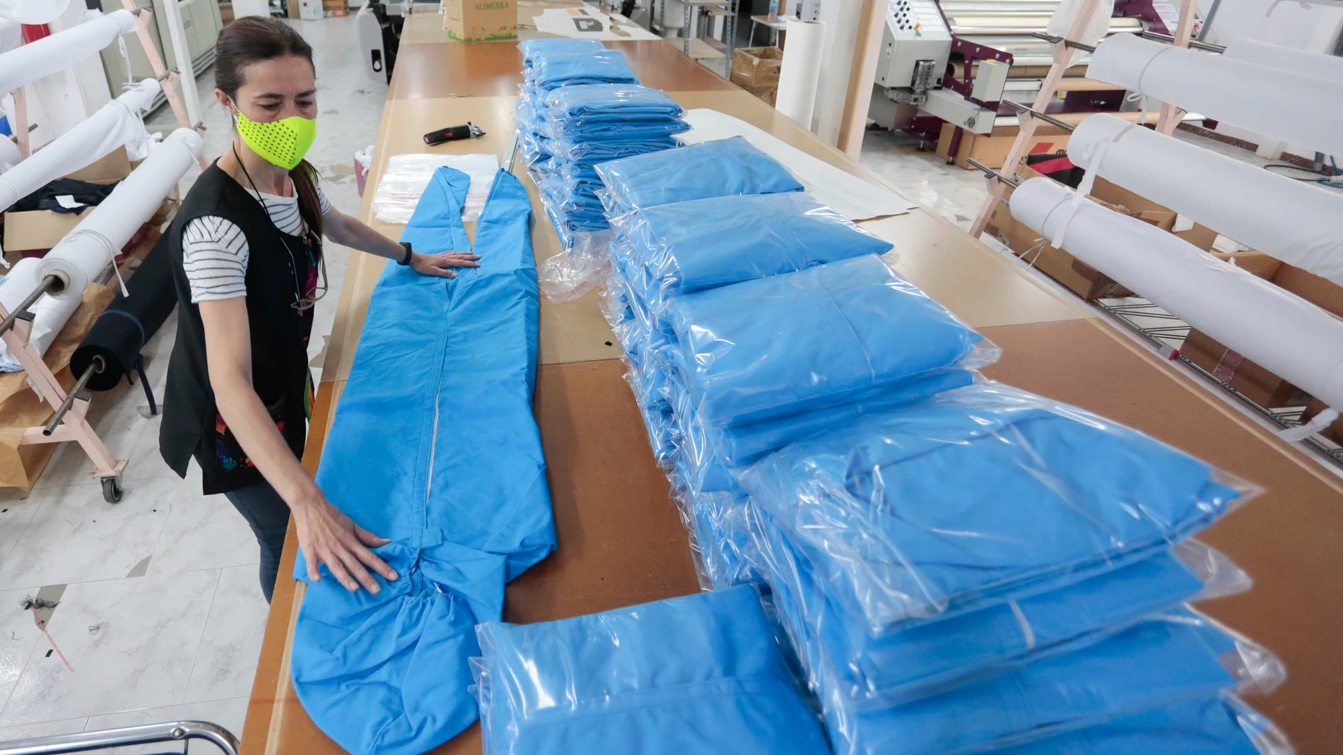 La empresa leonesa Maglia Sport ha reconvertido sus líneas de trabajo para fabricar equipos de protección individual
