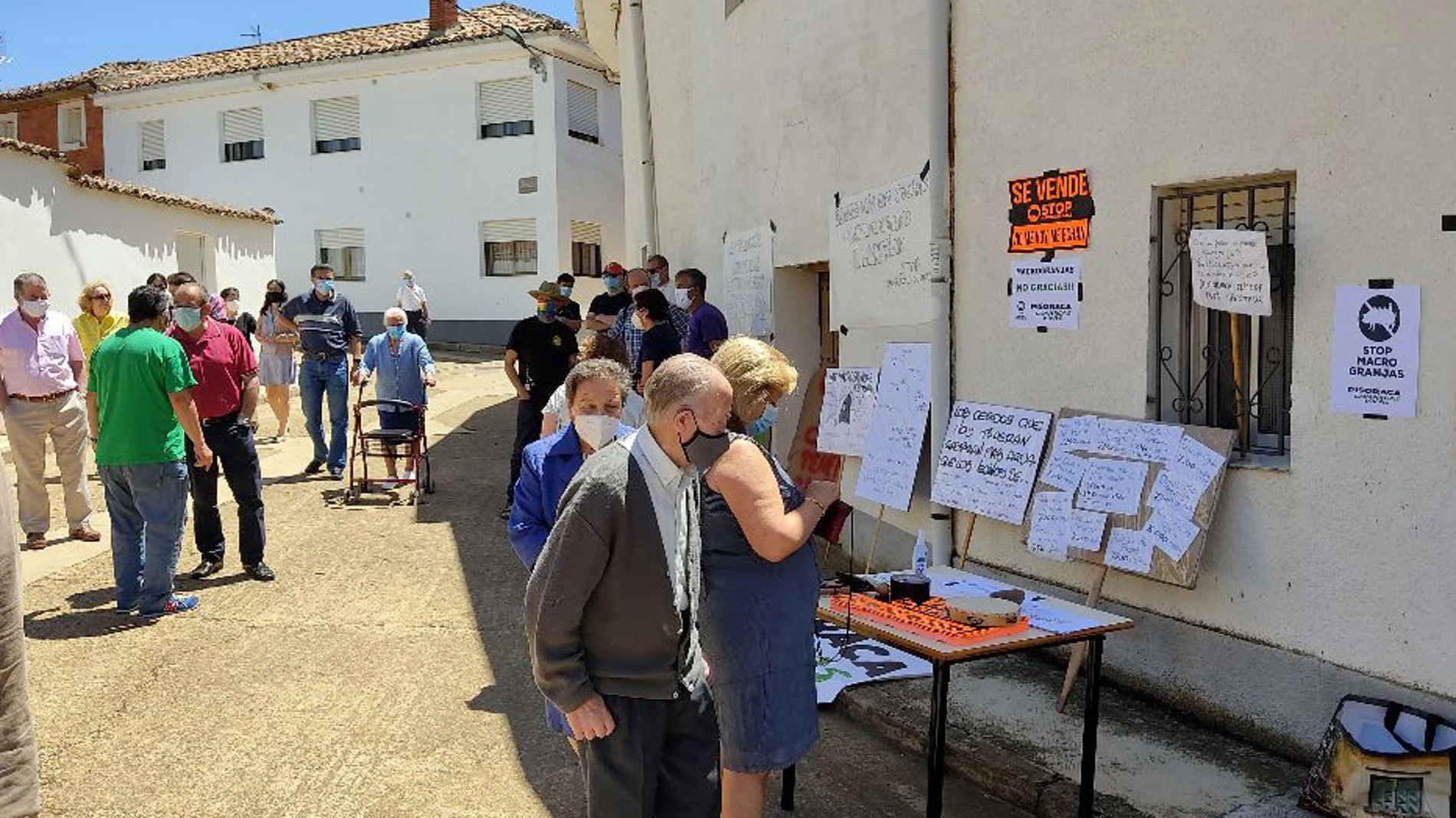 Mesa informativa sobre macrogranjas de la Plataforma Pisoraca y Comarcas Vivas, en Espinosa de Villagonzalo (Palnecia)