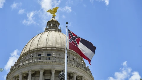 Bandera de Misisipi frente al Capitolio