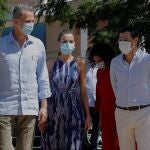 SEVILLA, 29/06/2020.- El rey Felipe VI y la reina Letizia, acompañados por el presidente de la Junta, Juanma Moreno (d), entre otras autoridades, saludan a un grupo de ciudadanos a su llegada este lunes al centro social Don Bosco en Sevilla. El rey Felipe VI y la reina Letizia visitan lugares emblemáticos de Sevilla y Córdoba en su viaje a Andalucía, tercera parada de su gira autonómica tras el fin del estado de alarma. EFE/Ballesteros