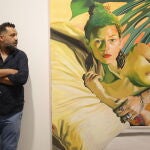 Manuel León, junto a una de las obras que se exponen en la galería madrileña Javier López & Fer Francés