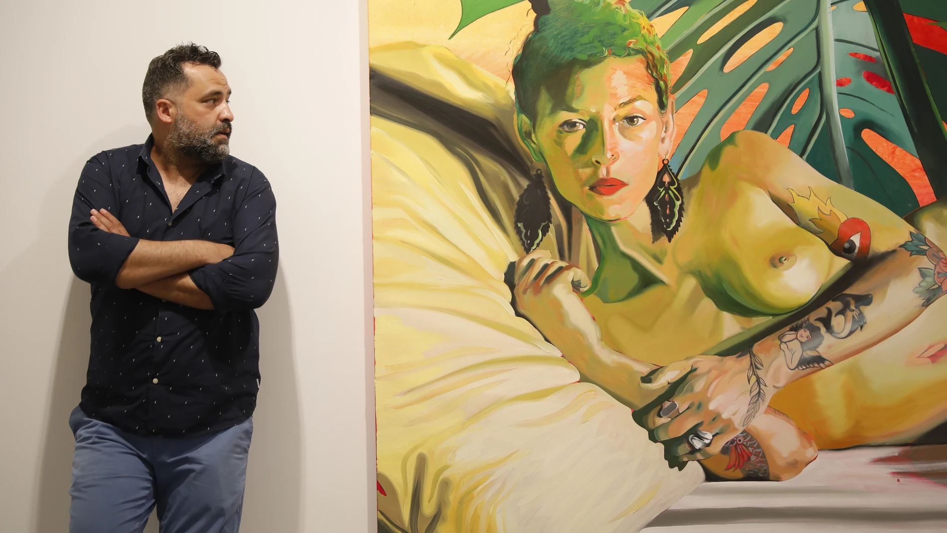 Manuel León, junto a una de las obras que se exponen en la galería madrileña Javier López & Fer Francés