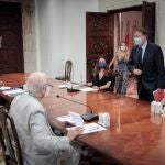 El presidente de la Generalitat, Ximo Puig , se ha reunido hoy también con los presidentes de las comisiones de Investigación Médica, Economía, Investigación Básica, Nuevas Tecnologías y Medio Ambiente y Arquitectura del Alto Consejo Consultivo en I+D+i, para abordar la reactivación de la Comunitat Valenciana
