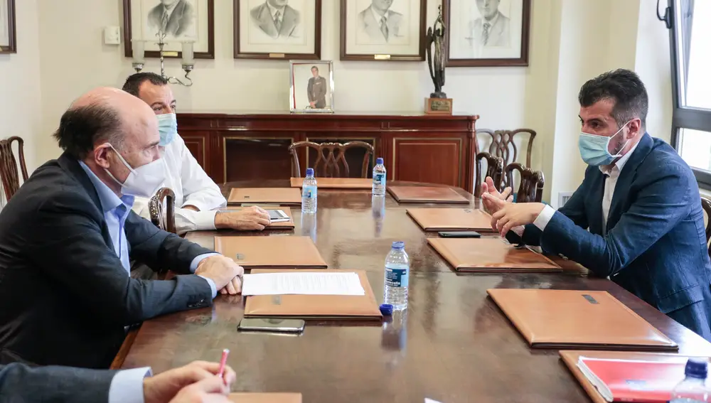 El secretario general del Partido Socialista de Castilla y León, Luis Tudanca, se reúne con el presidente del Consejo de Colegios Oficiales de Médicos de Castilla y León, José Luis Díaz Villarig