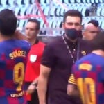 Imagen de Movistar en la que se puede ver que Eder Sarabia trata de dirigirse a Messi y el argentino le ignora.