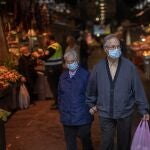 Una pareja de jubilados en un mercado de Barcelona