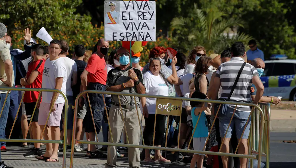 SEVILLA, 29/06/2020.- Varios simpatizantes se concentran en los alrededores del centro cívico El Esqueleto, situado en las 3.000 viviendas de Sevilla, para recibir este lunes a los reyes. El rey Felipe VI y la reina Letizia visitan lugares emblemáticos de Sevilla y Córdoba en su viaje a Andalucía, tercera parada de su gira autonómica tras el fin del estado de alarma. EFE/Ballesteros