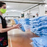 La empresa leonesa Maglia Sport ha reconvertido sus líneas de trabajo para fabricar equipos de protección individual