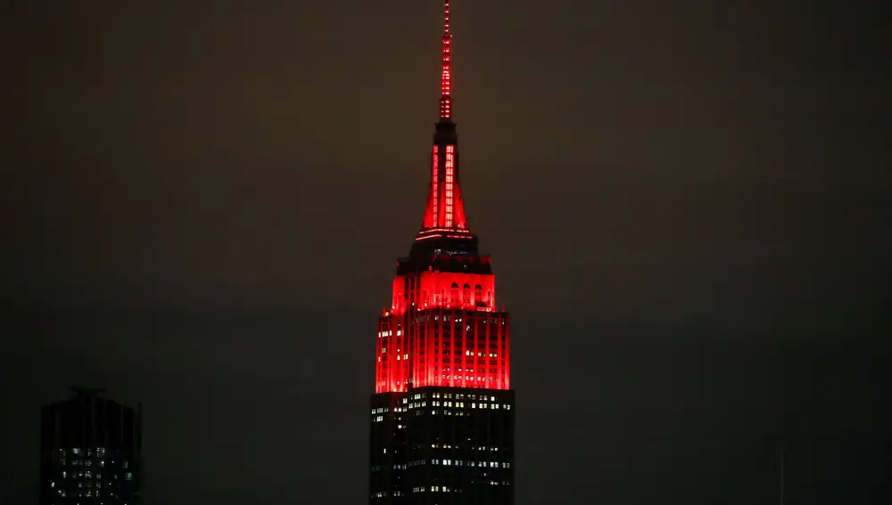 En abril, el Empire State Building homenajeó a los sanitarios y trabajadores esenciales al tornarse de rojo
