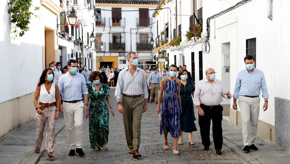 GRAF9211. CÓRDOBA, 29/06/2020.- El rey Felipe VI (4-i) y la reina Letizia (4-d), acompañados por el alcalde de Córdoba, José María Bellido (d), el presidente de la Junta de Andalucía, Juanma Moreno (2-i), la presidenta del Parlamento andaluz, Marta Bosquet (i), y la vicepresidenta del Gobierno, Carmen Calvo (3-i), visitan Córdoba, este lunes. El rey Felipe VI y la reina Letizia visitan lugares emblemáticos de Sevilla y Córdoba en su viaje a Andalucía, tercera parada de su gira autonómica tras el fin del estado de alarma. EFE/Ballesteros