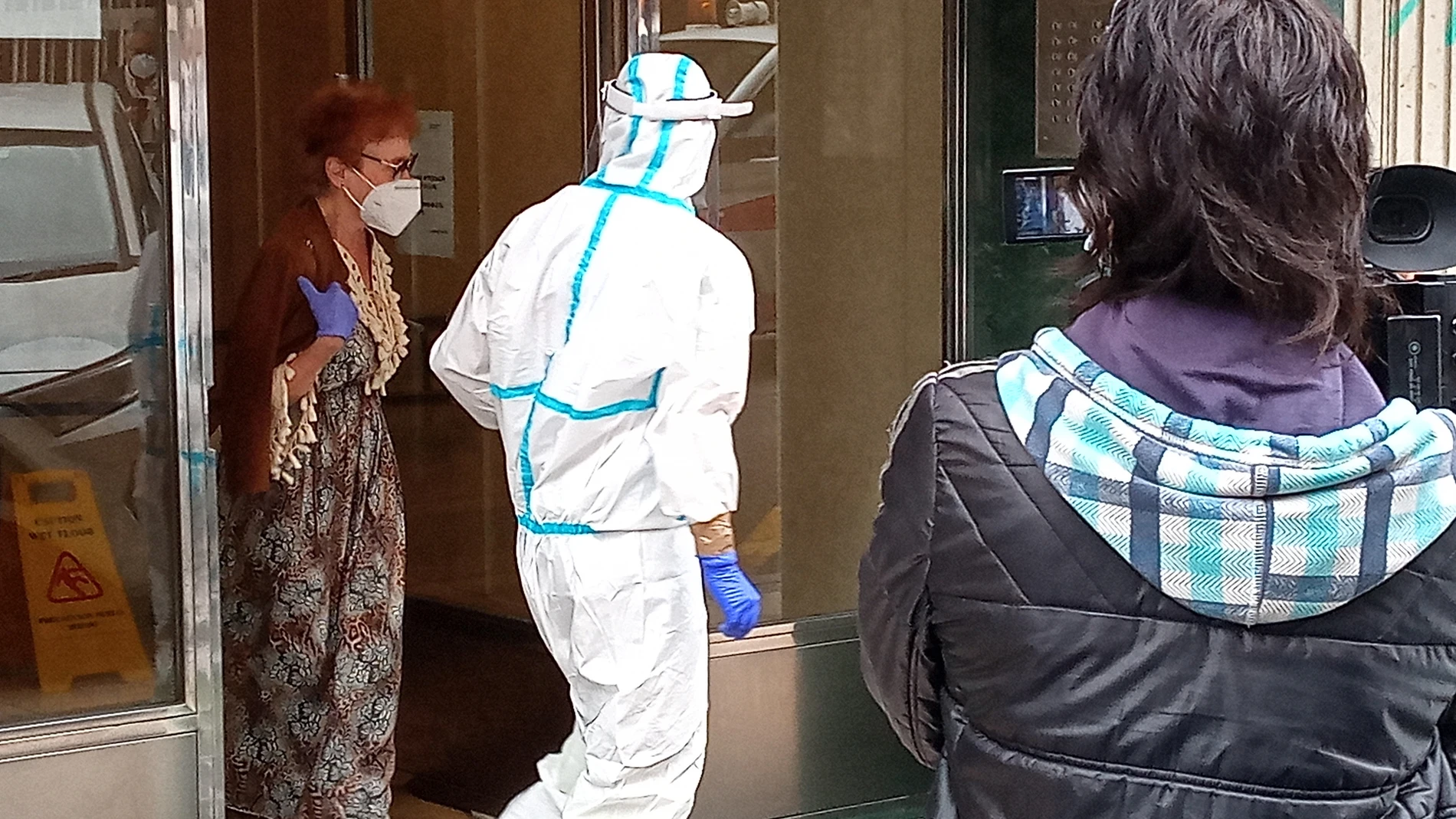 VÍDEO: Continúan en cuarentena los vecinos del inmueble de Santander en el que se ha detectado un brote de coronavirus