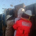 Imagen de los bomberos en la intervención para retirar los panales de abejasAYTO SORIA30/06/2020
