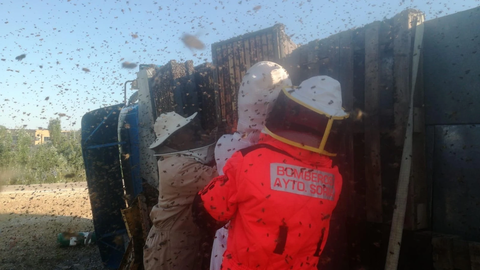Sucesos.- "Complicada intervención" de los bomberos de Soria tras el vuelco de un camión con panales de abejas