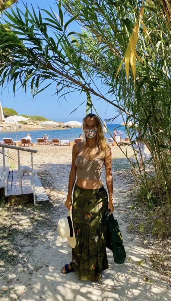Vanesa Lorenzo en Ibiza con la mascarilla más sostenible.