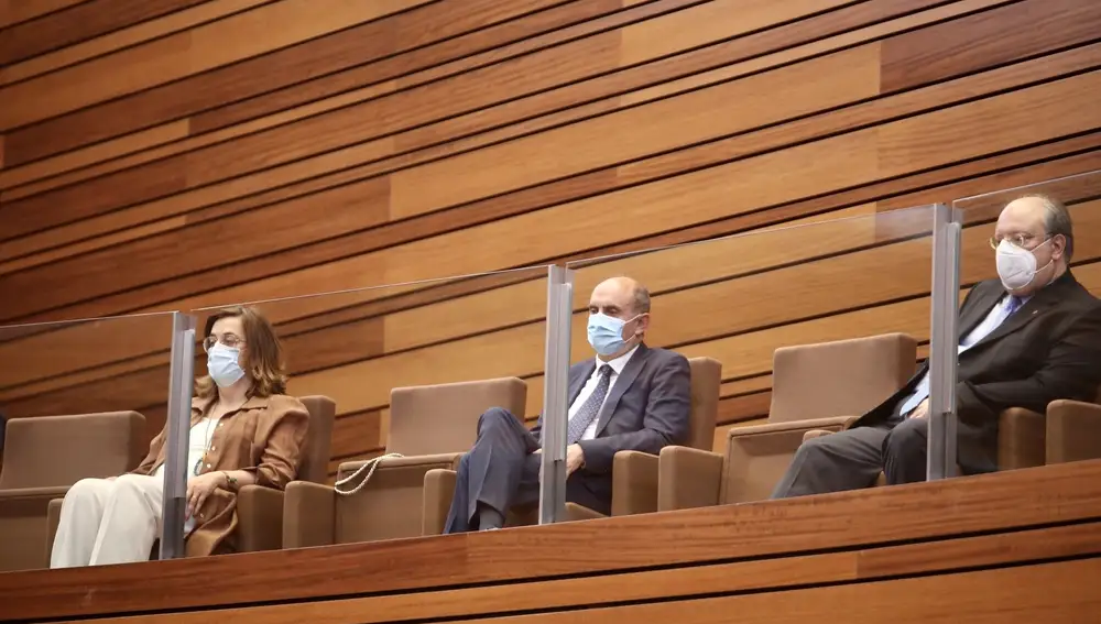 Ángeles Armisén, Tomás Quintana y Enrique Cabero durante el Debate