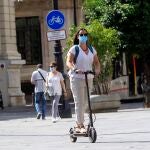 Personas, equipadas con mascarillas, se desplazan por el centro de Sevilla tras el fin del estado de alarma