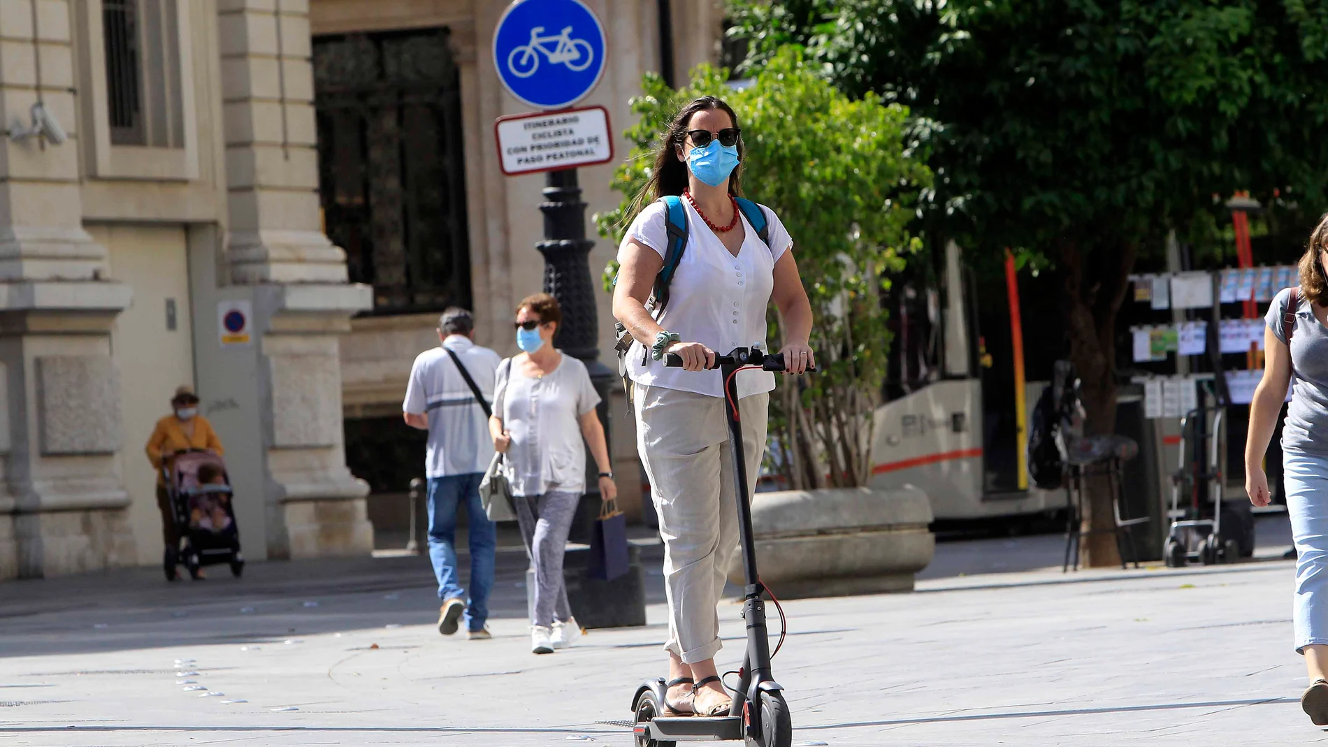 Personas, equipadas con mascarillas, se desplazan por el centro de Sevilla tras el fin del estado de alarma