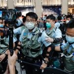 La Policía de Hong Kong trata de disolver una manifestación ayer en el Parlamento tras la ratificación de la polémica ley de seguridad nacional