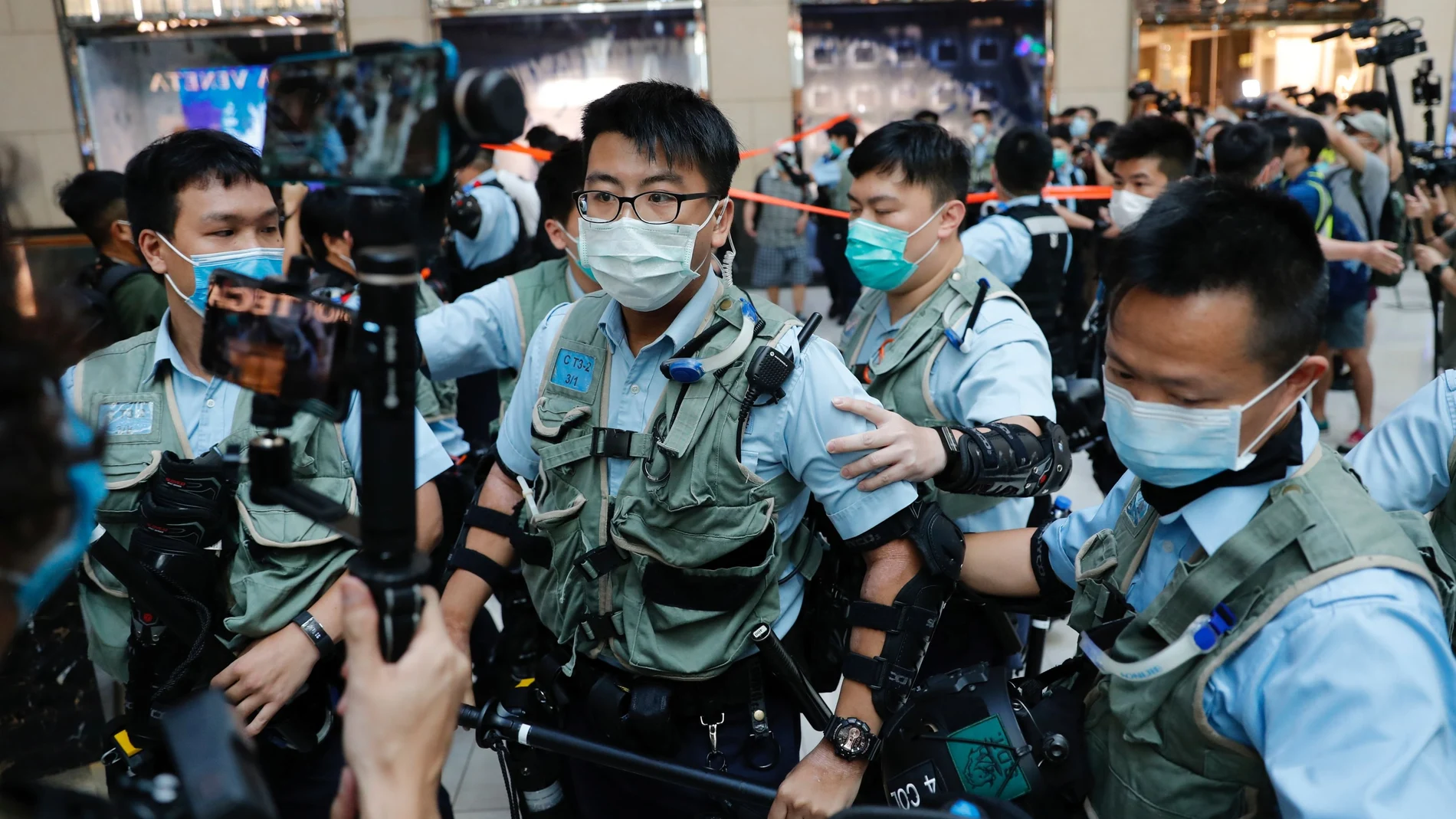 La Policía de Hong Kong trata de disolver una manifestación ayer en el Parlamento tras la ratificación de la polémica ley de seguridad nacional