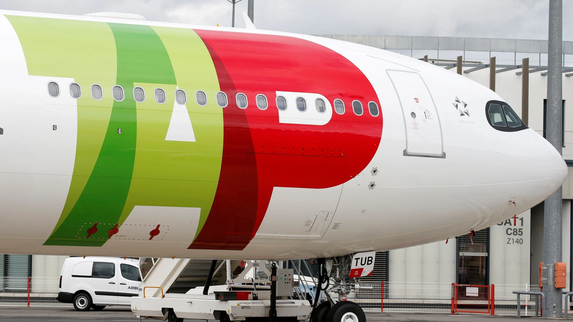 FILE PHOTO: An Airbus of TAP Air Portugal Airlines is pictured in Colomiers near Toulouse