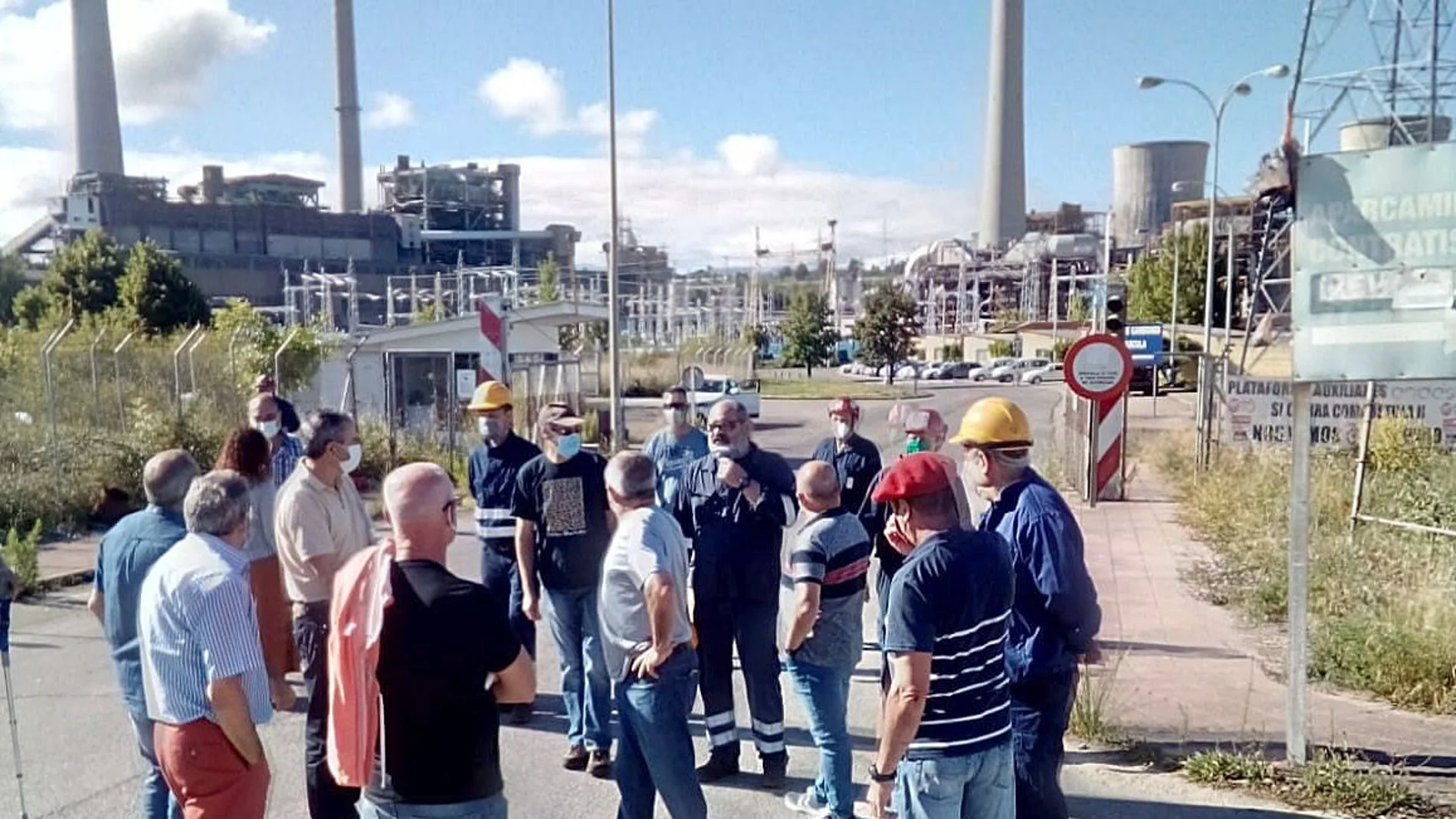 Trabajadores dela central térmica de Compostilla II, en Cubillos del Sil (León) se concentran en vísperas del cierre definitivo y sin retorno de la planta