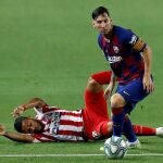 Leo Messi se lleva el balón ante Lodi, defensa brasileño del Atlético de Madrid