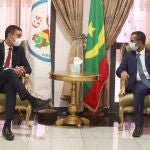 El presidente del Gobierno, Pedro Sánchez, mantiene un encuentro con el primer ministro de Mauritania, ayer en el primer viaje internacional desde que estallara la crisis del coronavirus