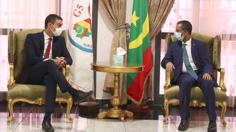 El presidente del Gobierno, Pedro Sánchez, mantiene un encuentro con el primer ministro de Mauritania, ayer en el primer viaje internacional desde que estallara la crisis del coronavirus
