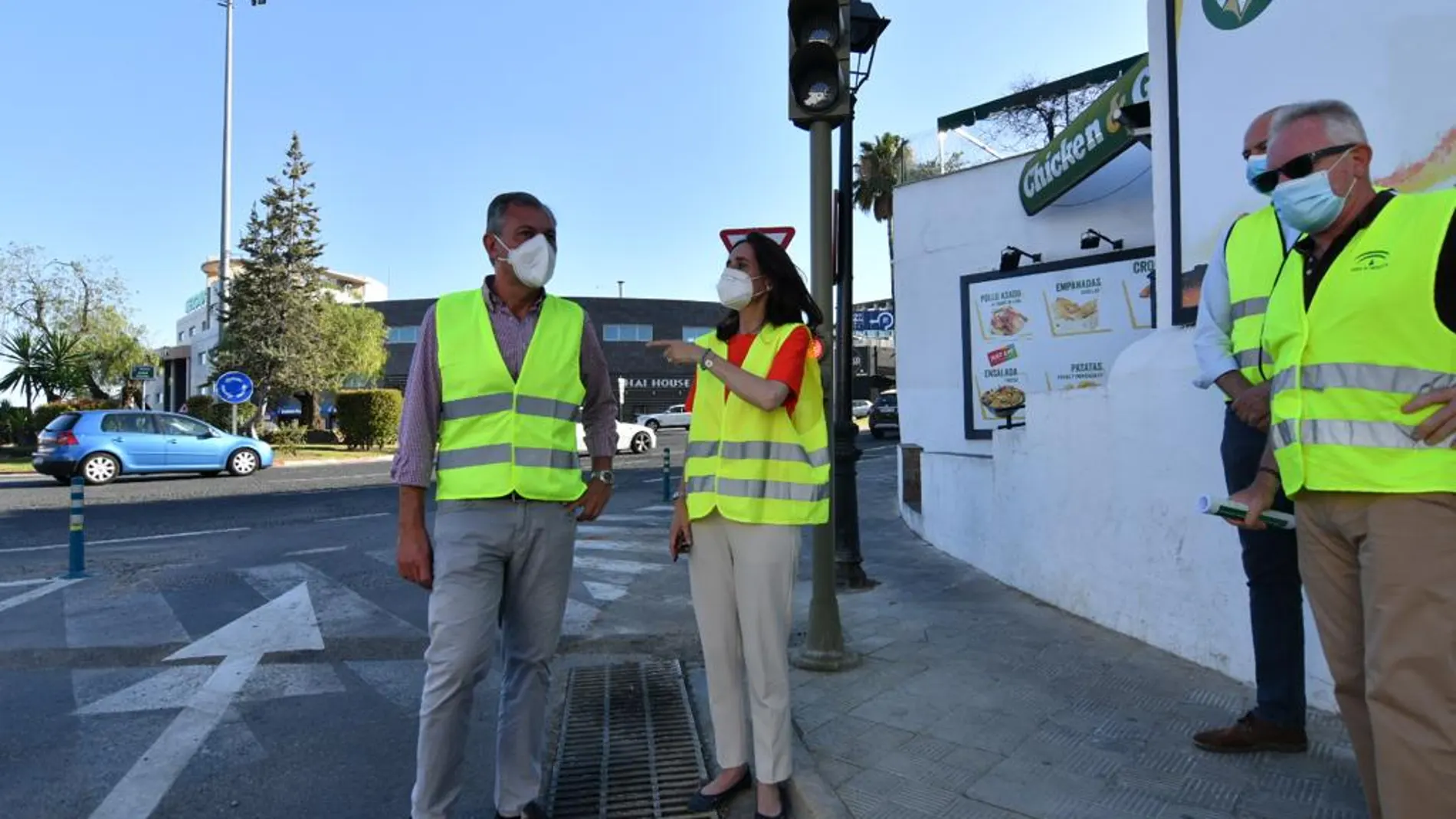 La delegada territorial de Fomento en Sevilla, Susana Cayuelas, junto al alcalde de Tomares, José Luis Sanz, en la presentación de los nuevos semáforos