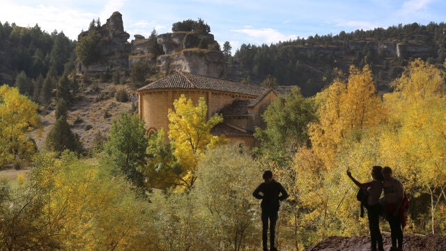 Visitantes en el Cañón del río Lobos con la Ermita de San Bartolomé al fondo