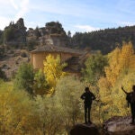 Visitantes en el Cañón del río Lobos con la Ermita de San Bartolomé al fondo
