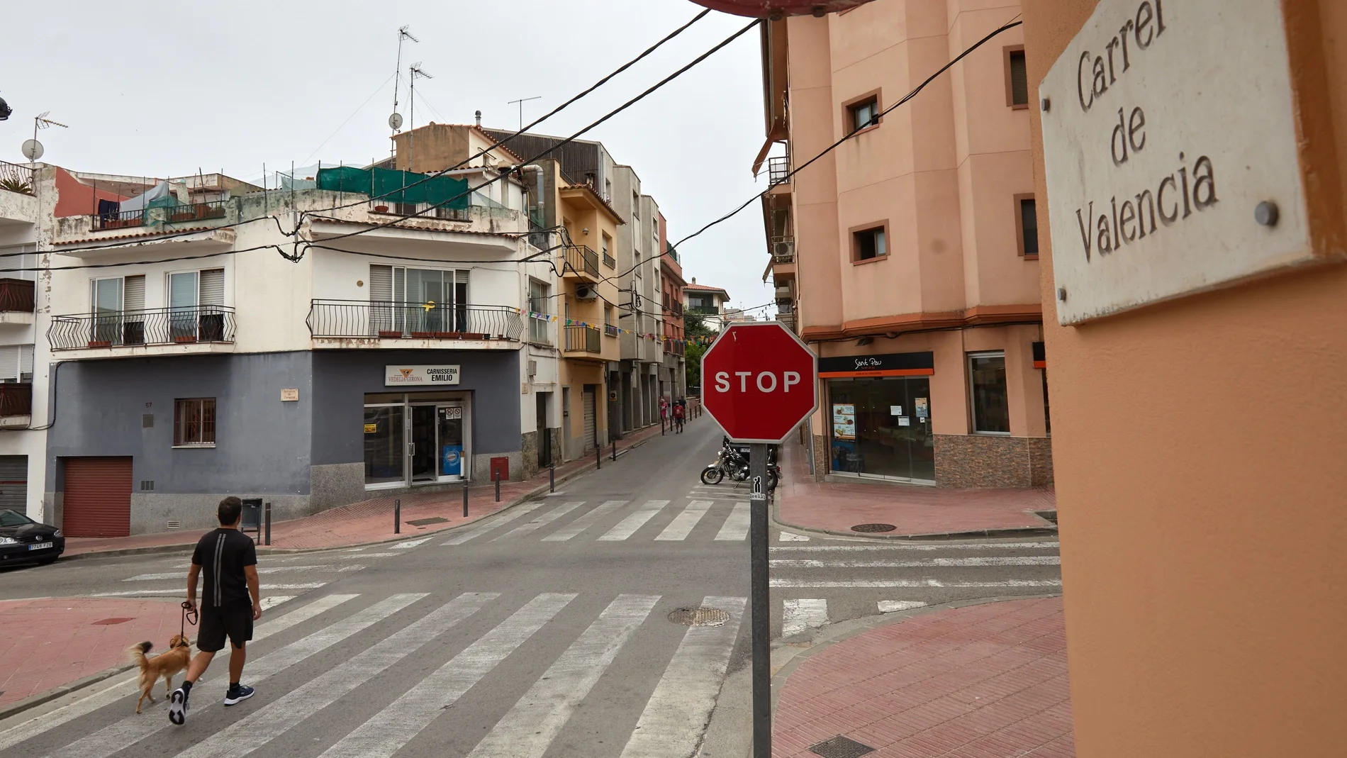 Un hombre rocía con sosa cáustica a su mujer e hija en Sant Feliu de Guíxols