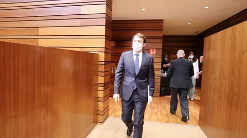 El presidente de la Junta, Alfonso Fernández Mañueco, entre al hemiciclo de las Cortes momentos antes de intervenir en el Pleno