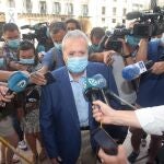 El exalcalde de Alicante, Luis Díaz Alperi, a su llegada a la Audiencia Provincial para la celebración del juicio por el por el presunto amaño del Plan General de Urbanismo (PGOU) de la ciudad de Alicante con los exalcaldes del PP Sonia Castedo y el empresario Enrique Ortiz entre los acusados