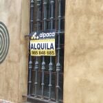 Cartel de "Se Alquila" en una vivienda de Asturias