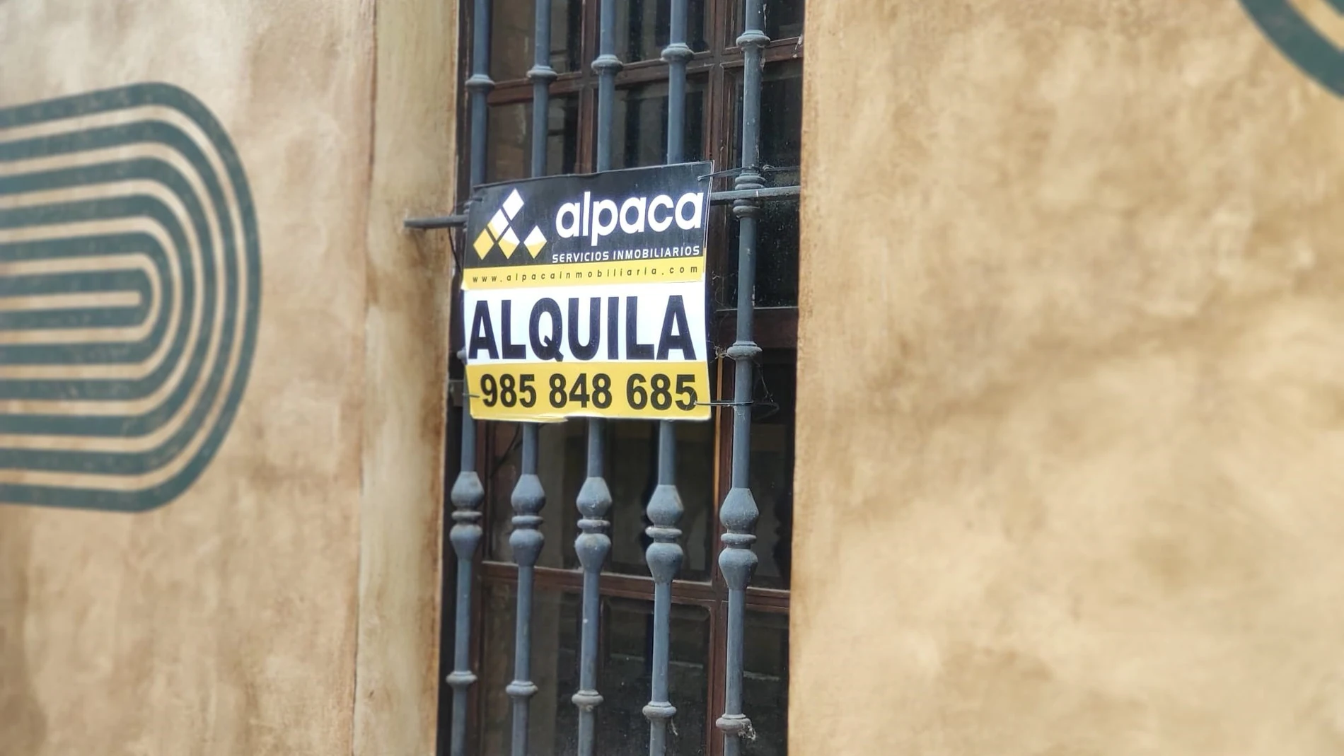 Cartel de "Se Alquila" en una vivienda de Asturias