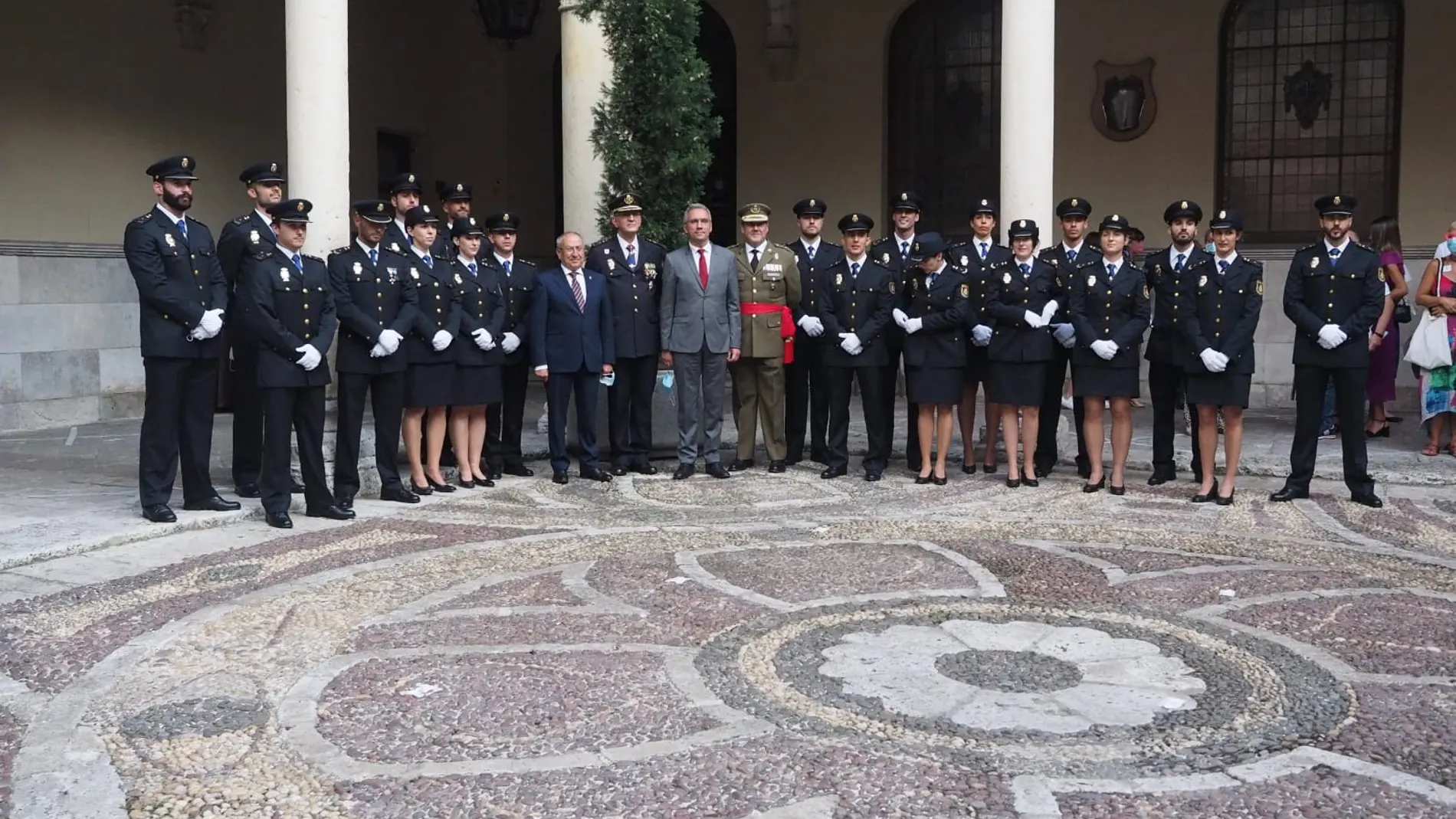 El delegado del Gobierno, Javier Izquierdo, con los nuevos policías