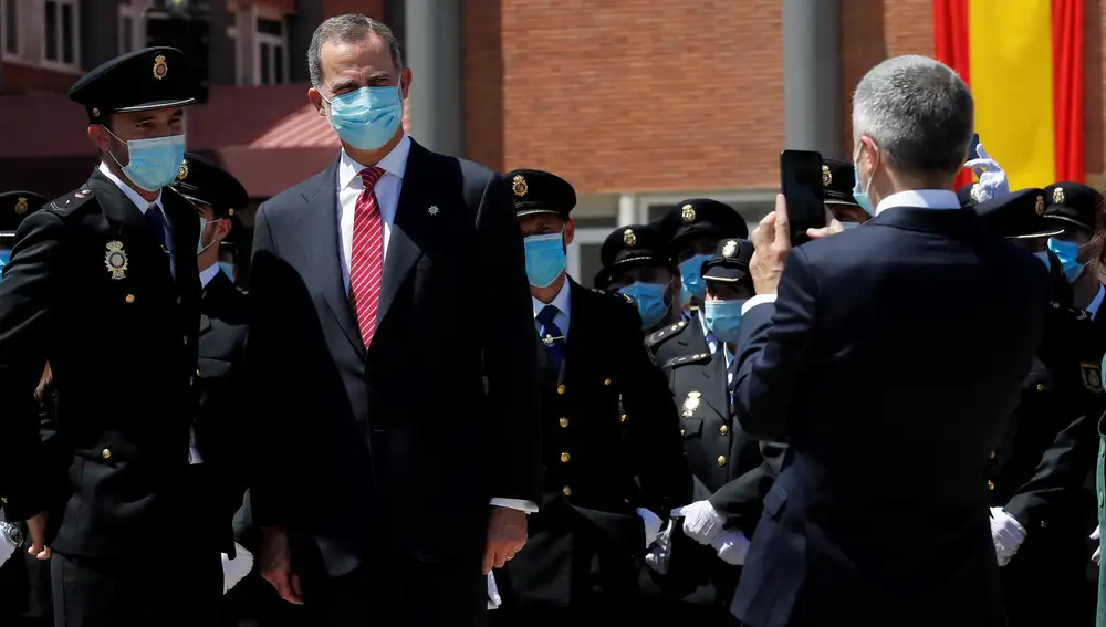 -FOTODELDÍA- MADRID, 30/06/2020.- El ministro del Interior, Fernando Grande-Marlaska, toma una fotografía al rey Felipe VI, junto a un alumno tras presidir la clausura del curso de capacitación de la XXXIV promoción de ingreso en la escala básica de Policía Nacional, este martes en Madrid. EFE/Chema Moya