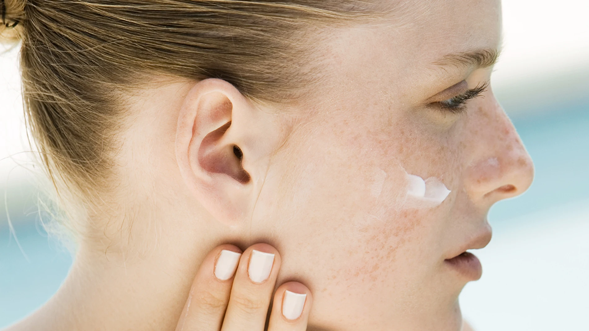 La salud de nuestra piel está siempre amenazada por la exposición a los rayos ultravioleta | Fotografía de archivo