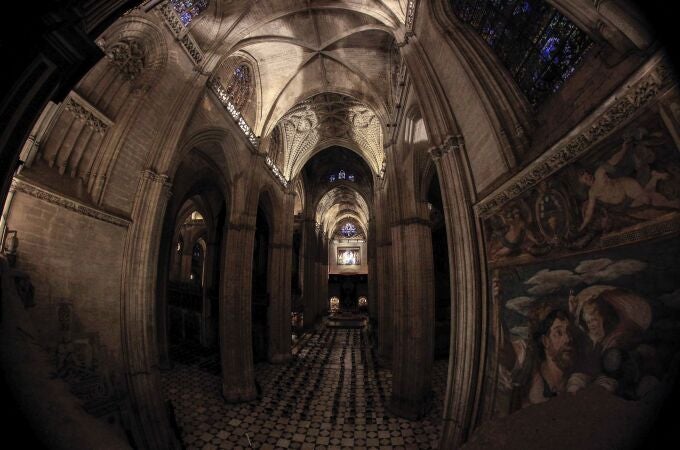 Interior de la Catedral de Sevilla, durante la visita nocturna