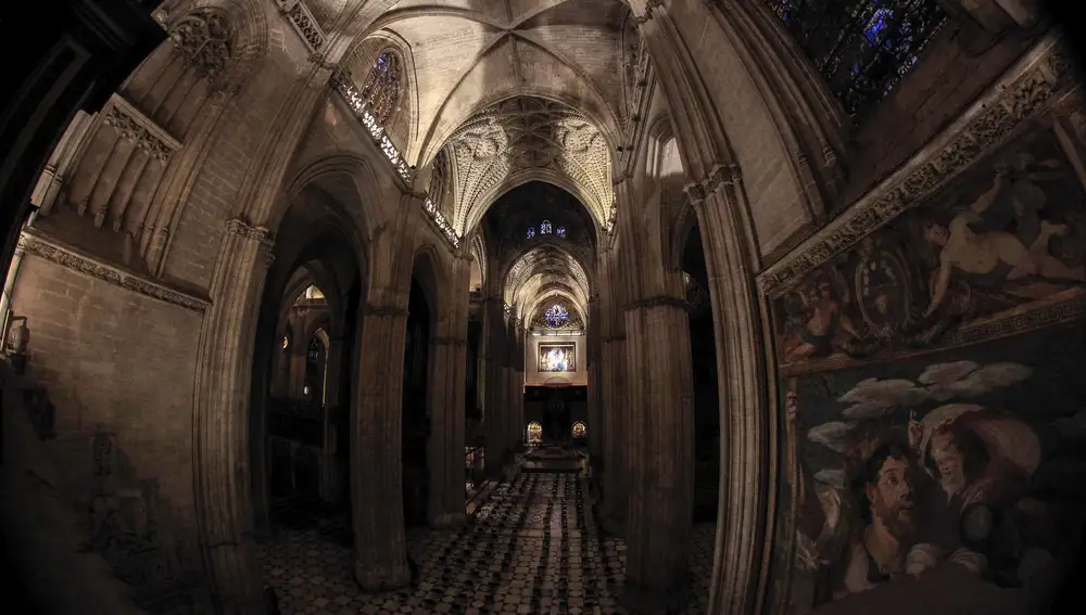 Interior de la Catedral de Sevilla, durante la visita nocturna