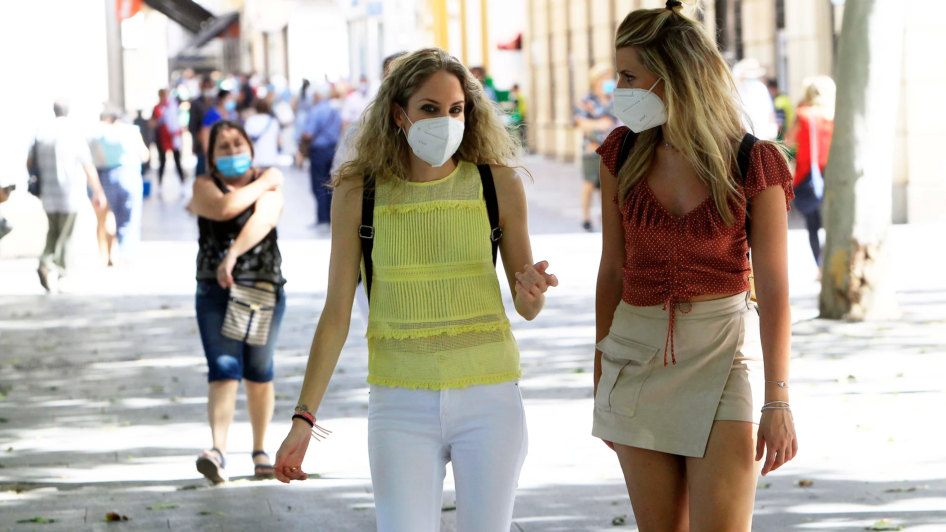 Transeúntes, equipadas con mascarillas, en una calle de una ciudad andaluza