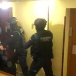 Momento de la entrada de los agentes en uno de los domicilios
