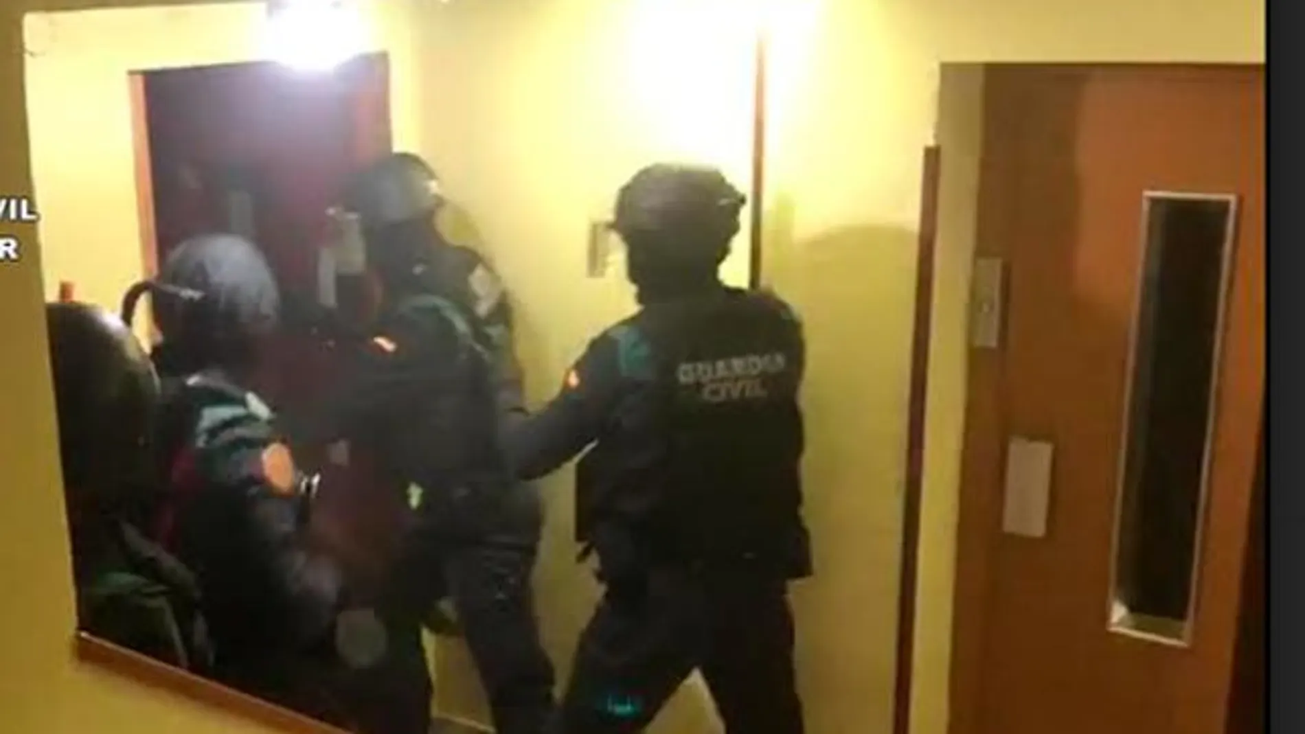Momento de la entrada de los agentes en uno de los domicilios