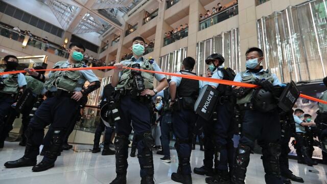 La Policía instala un cordón policial frente a una protesta a favor de la democracia en Hong Kong y en contra de la ley de seguridad nacional china