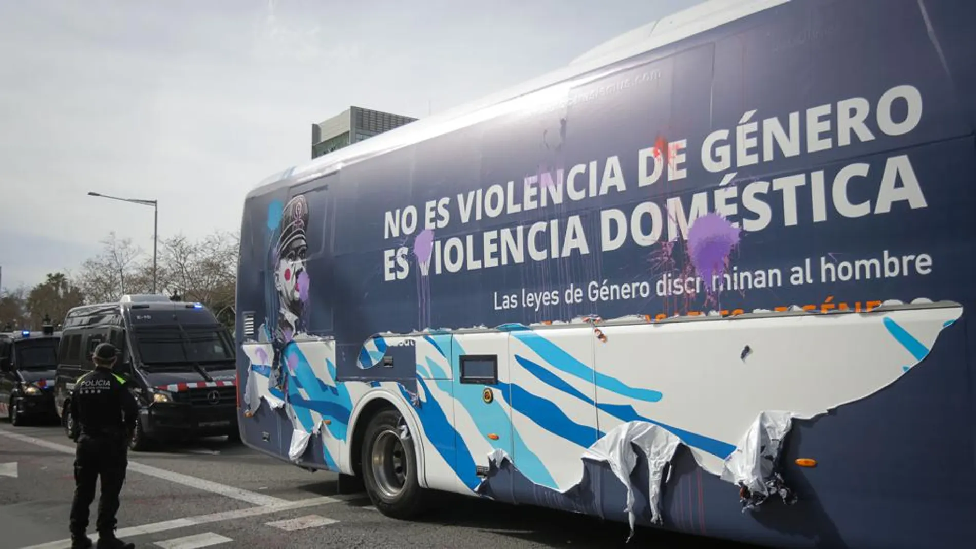 Uno de los autobuses de Hazte Oír, en la avenida Diagonal de Barcelona