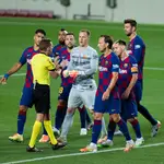 Los jugadores del Barcelona protestan a Hernández Hernández